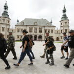 12.08.2017 Kielce. Marsz Szlakiem Pierwszej Kompanii Kadrowej wkroczył do Kielc. Przemarsz z Placu Wolności pod Pałac Biskupów Krakowskich. / Jarosław Kubalski - Radio Kielce / Marsz Szlakiem Pierwszej Kompanii Kadrowej wkroczył do Kielc