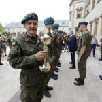 12.08.2017 Kielce. Marsz Szlakiem Pierwszej Kompanii Kadrowej wkroczył do Kielc. Zakończenie Marszu przed Pałacem Biskupów Krakowskich. Puchar za najlepsze czasy na trasie dla Korpusu Kadetów z Częstochowy. / Jarosław Kubalski - Radio Kielce / Marsz Szlakiem Pierwszej Kompanii Kadrowej wkroczył do Kielc