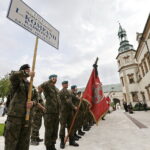 12.08.2017 Kielce. Marsz Szlakiem Pierwszej Kompanii Kadrowej wkroczył do Kielc. Zakończenie Marszu przed Pałacem Biskupów Krakowskich. / Jarosław Kubalski - Radio Kielce / Marsz Szlakiem Pierwszej Kompanii Kadrowej wkroczył do Kielc