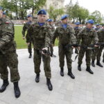 12.08.2017 Kielce. Marsz Szlakiem Pierwszej Kompanii Kadrowej wkroczył do Kielc. Zakończenie Marszu przed Pałacem Biskupów Krakowskich. Salwa honorowa. / Jarosław Kubalski / Radio Kielce