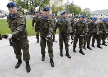 12.08.2017 Kielce. Marsz Szlakiem Pierwszej Kompanii Kadrowej wkroczył do Kielc. Zakończenie Marszu przed Pałacem Biskupów Krakowskich. Salwa honorowa. / Jarosław Kubalski / Radio Kielce