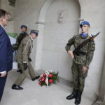 12.08.2017 Kielce. Marsz Szlakiem Pierwszej Kompanii Kadrowej wkroczył do Kielc. Zakończenie Marszu przed Pałacem Biskupów Krakowskich. Szef Urzędu ds. Kombatantów Jan Józef Kasprzyk składa kwiaty pod tablica upamiętniającą pobyt w tym miejscu Józefa Piłsudskiego. / Jarosław Kubalski - Radio Kielce / Marsz Szlakiem Pierwszej Kompanii Kadrowej wkroczył do Kielc