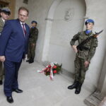 12.08.2017 Kielce. Marsz Szlakiem Pierwszej Kompanii Kadrowej wkroczył do Kielc. Zakończenie Marszu przed Pałacem Biskupów Krakowskich. Szef Urzędu ds. Kombatantów Jan Józef Kasprzyk składa kwiaty pod tablica upamiętniającą pobyt w tym miejscu Józefa Piłsudskiego. / Jarosław Kubalski - Radio Kielce / Marsz Szlakiem Pierwszej Kompanii Kadrowej wkroczył do Kielc