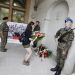 12.08.2017 Kielce. Marsz Szlakiem Pierwszej Kompanii Kadrowej wkroczył do Kielc. Zakończenie Marszu przed Pałacem Biskupów Krakowskich. Uczestnicy Marszu składają kwiaty pod tablica upamiętniającą pobyt w tym miejscu Józefa Piłsudskiego. / Jarosław Kubalski - Radio Kielce / Marsz Szlakiem Pierwszej Kompanii Kadrowej wkroczył do Kielc
