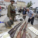 12.08.2017 Kielce Rodzinny Piknik z Legionistami. Członkowie Stowarzyszenia Rekonstrukcji Historycznej 4 Pułku Piechoty Legionów prezentowali wyposażenie wojskowe. / Jarosław Kubalski - Radio Kielce / Rodzinny Piknik z Legionistami na Rynku w Kielcach
