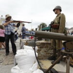 12.08.2017 Kielce Rodzinny Piknik z Legionistami. Członkowie Stowarzyszenia Rekonstrukcji Historycznej 4 Pułku Piechoty Legionów prezentowali wyposażenie wojskowe. / Jarosław Kubalski - Radio Kielce / Rodzinny Piknik z Legionistami na Rynku w Kielcach