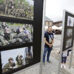 12.08.2017 Kielce Rodzinny Piknik z Legionistami. Wystawa „W żołnierskim mundurze” autorstwa Marzeny Mąkosy. / Jarosław Kubalski - Radio Kielce / Rodzinny Piknik z Legionistami na Rynku w Kielcach