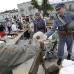 12.08.2017 Kielce Rodzinny Piknik z Legionistami. Członkowie Stowarzyszenia Rekonstrukcji Historycznej 4 Pułku Piechoty Legionów prezentowali wyposażenie wojskowe. / Jarosław Kubalski - Radio Kielce / Rodzinny Piknik z Legionistami na Rynku w Kielcach
