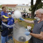 12.08.2017 Kielce Rodzinny Piknik z Legionistami. Wata cukrowa. / Jarosław Kubalski - Radio Kielce / Rodzinny Piknik z Legionistami na Rynku w Kielcach