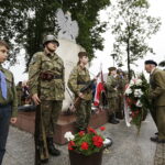 13.08.2017 Daleszyce. Uroczystości z okazji 73. rocznicy wymarszu I Batalionu 4 Pułku Piechoty Legionów Armii Krajowej na pomoc walczącej Warszawie. Złożenie kwiatów przed pomnikiem poległych w obronie ojczyzny w latach 1939-1945. / Jarosław Kubalski - Radio Kielce / 73. rocznica wymarszu I Batalionu 4 Pułku Piechoty Legionów Armii Krajowe do Warszawy.