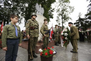 13.08.2017 Daleszyce. Uroczystości z okazji 73. rocznicy wymarszu I Batalionu 4 Pułku Piechoty Legionów Armii Krajowej na pomoc walczącej Warszawie. Złożenie kwiatów przed pomnikiem poległych w obronie ojczyzny w latach 1939-1945. / Jarosław Kubalski - Radio Kielce / 73. rocznica wymarszu I Batalionu 4 Pułku Piechoty Legionów Armii Krajowe do Warszawy.