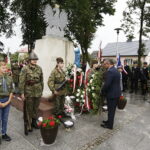 13.08.2017 Daleszyce. Uroczystości z okazji 73. rocznicy wymarszu I Batalionu 4 Pułku Piechoty Legionów Armii Krajowej na pomoc walczącej Warszawie. Złożenie kwiatów przed pomnikiem poległych w obronie ojczyzny w latach 1939-1945. / Jarosław Kubalski - Radio Kielce / 73. rocznica wymarszu I Batalionu 4 Pułku Piechoty Legionów Armii Krajowe do Warszawy.