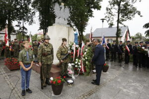 13.08.2017 Daleszyce. Uroczystości z okazji 73. rocznicy wymarszu I Batalionu 4 Pułku Piechoty Legionów Armii Krajowej na pomoc walczącej Warszawie. Złożenie kwiatów przed pomnikiem poległych w obronie ojczyzny w latach 1939-1945. / Jarosław Kubalski - Radio Kielce / 73. rocznica wymarszu I Batalionu 4 Pułku Piechoty Legionów Armii Krajowe do Warszawy.