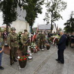 13.08.2017 Daleszyce. Uroczystości z okazji 73. rocznicy wymarszu I Batalionu 4 Pułku Piechoty Legionów Armii Krajowej na pomoc walczącej Warszawie. Złożenie kwiatów przed pomnikiem poległych w obronie ojczyzny w latach 1939-1945. / Jarosław Kubalski - Radio Kielce / 73. rocznica wymarszu I Batalionu 4 Pułku Piechoty Legionów Armii Krajowe do Warszawy.