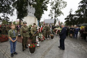 13.08.2017 Daleszyce. Uroczystości z okazji 73. rocznicy wymarszu I Batalionu 4 Pułku Piechoty Legionów Armii Krajowej na pomoc walczącej Warszawie. Złożenie kwiatów przed pomnikiem poległych w obronie ojczyzny w latach 1939-1945. / Jarosław Kubalski - Radio Kielce / 73. rocznica wymarszu I Batalionu 4 Pułku Piechoty Legionów Armii Krajowe do Warszawy.