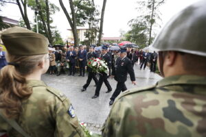 13.08.2017 Daleszyce. Uroczystości z okazji 73. rocznicy wymarszu I Batalionu 4 Pułku Piechoty Legionów Armii Krajowej na pomoc walczącej Warszawie. Złożenie kwiatów przed pomnikiem poległych w obronie ojczyzny w latach 1939-1945. / Jarosław Kubalski - Radio Kielce / 73. rocznica wymarszu I Batalionu 4 Pułku Piechoty Legionów Armii Krajowe do Warszawy.