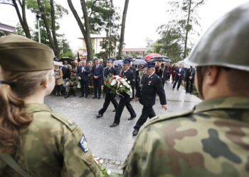 13.08.2017 Daleszyce. Uroczystości z okazji 73. rocznicy wymarszu I Batalionu 4 Pułku Piechoty Legionów Armii Krajowej na pomoc walczącej Warszawie. Złożenie kwiatów przed pomnikiem poległych w obronie ojczyzny w latach 1939-1945. / Jarosław Kubalski - Radio Kielce / 73. rocznica wymarszu I Batalionu 4 Pułku Piechoty Legionów Armii Krajowe do Warszawy.