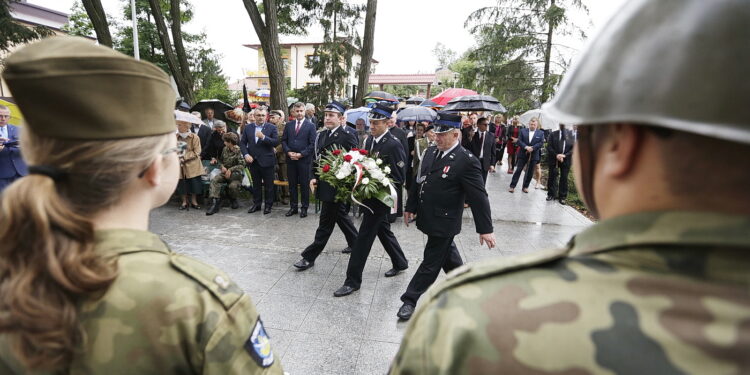 13.08.2017 Daleszyce. Uroczystości z okazji 73. rocznicy wymarszu I Batalionu 4 Pułku Piechoty Legionów Armii Krajowej na pomoc walczącej Warszawie. Złożenie kwiatów przed pomnikiem poległych w obronie ojczyzny w latach 1939-1945. / Jarosław Kubalski - Radio Kielce / 73. rocznica wymarszu I Batalionu 4 Pułku Piechoty Legionów Armii Krajowe do Warszawy.