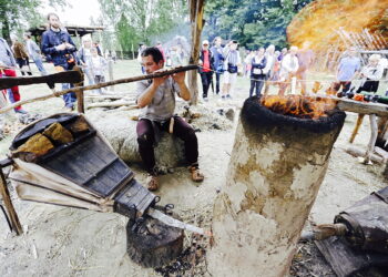 13.08.2017 Nowa Słupia. Dymarki w Centrum Kulturowo- Archeologicznym. / Jarosław Kubalski - Radio Kielce / Dymarki w Nowej Słupi