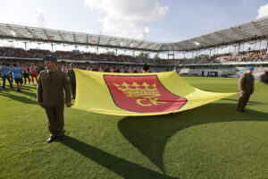 13.08.2017 Kielce. Mecz 5. kolejki LOTTO Ekstraklasy Korona Kielce - Jagiellonia Białystok. Piłkarzy z okazji zbliżającego się Dnia Wojska Polskiego wyprowadzili żołnierze. / Jarosław Kubalski - Radio Kielce / Mecz Korona Kielce - Jagiellonia Białystok.