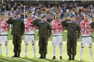 13.08.2017 Kielce. Mecz 5. kolejki LOTTO Ekstraklasy Korona Kielce - Jagiellonia Białystok. Piłkarzy z okazji zbliżającego się Dnia Wojska Polskiego wyprowadzili żołnierze. / Jarosław Kubalski - Radio Kielce / Mecz Korona Kielce - Jagiellonia Białystok.