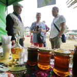 13.08.2017 Widełki. Festyn Biesiada Miodowa. Stoisko z miodem. / Jarosław Kubalski - Radio Kielce / Biesiada Miodowa w Widełkach