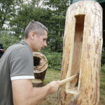 13.08.2017 Widełki. Festyn Biesiada Miodowa. Pokaz wyrobu barci. / Jarosław Kubalski - Radio Kielce / Biesiada Miodowa w Widełkach