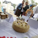 13.08.2017 Widełki. Festyn Biesiada Miodowa. Miodowe przysmaki. / Jarosław Kubalski - Radio Kielce / Biesiada Miodowa w Widełkach