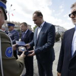 15.08.2017 Kielce. Święto Wojska Polskiego / Jarosław Kubalski - Radio Kielce / Kielce. Święto Wojska Polskiego. Prezes Radia Kielce Janusz Knap odbiera nagrodę