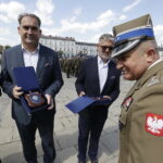 15.08.2017 Kielce. Święto Wojska Polskiego / Jarosław Kubalski - Radio Kielce / Kielce. Święto Wojska Polskiego. Prezes Radia Kielce Janusz Knap odbiera nagrodę