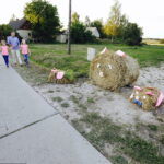 15.08.2017 Zrecze Chałupczańskie. Dożynki gminy Chmielnik. Dekoracje we wsi. / Jarosław Kubalski - Radio Kielce / Dożynki w Zreczu Chałupczańskim.