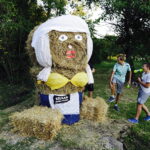 15.08.2017 Zrecze Chałupczańskie. Dożynki gminy Chmielnik. Dekoracje we wsi. / Jarosław Kubalski - Radio Kielce / Dożynki w Zreczu Chałupczańskim.