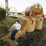 15.08.2017 Zrecze Chałupczańskie. Dożynki gminy Chmielnik. Dekoracje we wsi. / Jarosław Kubalski - Radio Kielce / Dożynki w Zreczu Chałupczańskim.