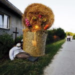 15.08.2017 Zrecze Chałupczańskie. Dożynki gminy Chmielnik. Dekoracje we wsi. / Jarosław Kubalski - Radio Kielce / Dożynki w Zreczu Chałupczańskim.