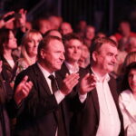 19.08.2017 Kielce. Koncert Gwiazdy Letniego Nieba w amfiteatrze na Kadzielni. Prezes TVP Jacek Kurski (w środku). Z prawej prezydent Wojciech Lubawski. / Jarosław Kubalski  /  Radio Kielce / Kielce. Koncert Gwiazdy Letniego Nieba