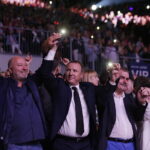 19.08.2017 Kielce. Koncert Gwiazdy Letniego Nieba w amfiteatrze na Kadzielni. Prezes TVP Jacek Kurski (w środku). Z prawej prezydent Wojciech Lubawski. / Jarosław Kubalski / Radio Kielce