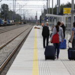 21.08.2017 Włoszczowa.  Stacja kolejowa Włoszczowa Północ. Peron 2. Podróżni. / Jarosław Kubalski  /  Radio Kielce / Włoszczowa.  Stacja kolejowa Włoszczowa Północ. Peron 2.