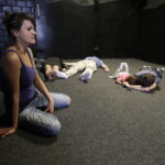 26.08.2017 Kielce. III Wakacyjny Festiwal Sztuki Hurra! ART! w Teatrze Lalki i Aktora „Kubuś”. Warsztaty „Domowe harce”. / Jarosław Kubalski  /  Radio Kielce / III Wakacyjny Festiwal Sztuki Hurra! ART!