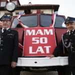 28.08.2017 Piekoszów. 95 lecie OSP. Emerytowani druhowie Wojciech Zygała i Edward Pakuła przy zabytkowym Starze. / Jarosław Kubalski  /  Radio Kielce / Piekoszów. 95 lecie OSP.