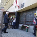 31.08.2017 Kielce. Uroczystości w 37. rocznicę powstania Niezależnego Samorządnego Związku Zawodowego „Solidarność”. Złożenie kwiatów pod tablicą upamiętniającą strajki pracowników CHEMARU / Jarosław Kubalski / Radio Kielce / 37. rocznica powstania NSZZ "Solidarność"