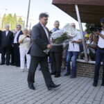 31.08.2017 Kielce. Uroczystości w 37. rocznicę powstania Niezależnego Samorządnego Związku Zawodowego „Solidarność”. Złożenie kwiatów pod tablicą upamiętniającą strajki pracowników CHEMARU. Andrzej Wilkosz / Jarosław Kubalski / Radio Kielce / 37. rocznica powstania NSZZ "Solidarność"
