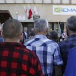 31.08.2017 Kielce. Uroczystości w 37. rocznicę powstania Niezależnego Samorządnego Związku Zawodowego „Solidarność”. Złożenie kwiatów pod tablicą upamiętniającą strajki pracowników CHEMARU / Jarosław Kubalski / Radio Kielce / 37. rocznica powstania NSZZ "Solidarność"