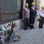 31.08.2017 Kielce. Uroczystości w 37. rocznicę powstania Niezależnego Samorządnego Związku Zawodowego „Solidarność”. Złożenie kwiatów pod tablicą upamiętniającą strajki pracowników CHEMARU / Jarosław Kubalski / Radio Kielce / 37. rocznica powstania NSZZ "Solidarność"