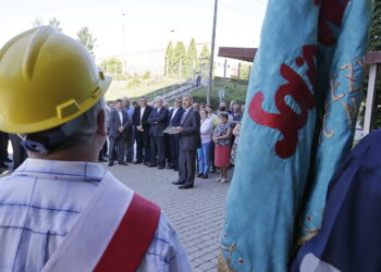 31.08.2017 Kielce. Uroczystości w 37. rocznicę powstania Niezależnego Samorządnego Związku Zawodowego „Solidarność”. Złożenie kwiatów pod tablicą upamiętniającą strajki pracowników CHEMARU / Jarosław Kubalski  /  Radio Kielce / 37. rocznica powstania NSZZ "Solidarność"