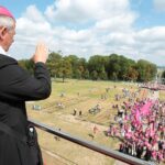 13.08.2017 Pielgrzymi z diecezji kieleckiej z biskupem Janem Piotrowskim dotarli na Jasną Górę / Włodzimierz Batóg - Radio Kielce / Pielgrzymi z diecezji kieleckiej z biskupem Janem Piotrowskim dotarli na Jasną Górę