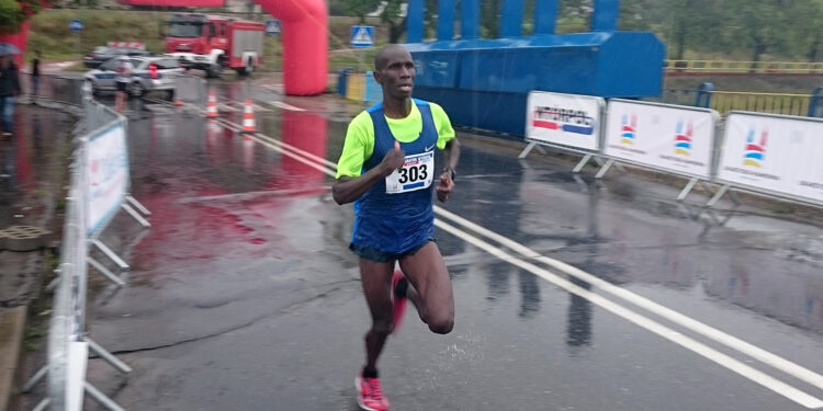 Kenijczyk Abel Kibet Rop zwyciężył w 17. Półmaratonie Wtórpol / Maciej Makuła - Radio Kielce / Kenijczyk Abel Kibet Rop zwyciężył w 17. Półmaratonie Wtórpol