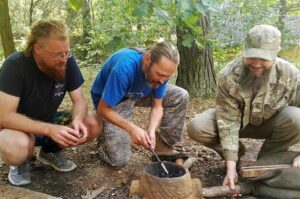 27.08.2017 Krzemionki Opatowskie. Warsztaty archeologii eksperymentalnej. Łukasz Majchrzak, Michał Surma i Kamil Bilski / Anna Głąb - Radio Kielce / 27.08.2017 Krzemionki Opatowskie. Warsztaty archeologii eksperymentalnej. Łukasz Majchrzak, Michał Surma i Kamil Bilski