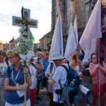 06.08.2017 Wiślica. Pielgrzymi wyruszyli z Wiślicy. / Kamil Włosowicz / Piesza pielgrzymka pod hasłem „Idźcie i głoście. Z Maryją niesiemy światu Chrystusa” wyruszyła z Wiślicy