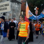 06.08.2017 Wiślica. Pielgrzymi wyruszyli z Wiślicy. / Kamil Włosowicz / Piesza pielgrzymka pod hasłem „Idźcie i głoście. Z Maryją niesiemy światu Chrystusa” wyruszyła z Wiślicy