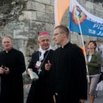 06.08.2017 Wiślica. Pielgrzymi wyruszyli z Wiślicy. / Kamil Włosowicz / Piesza pielgrzymka pod hasłem „Idźcie i głoście. Z Maryją niesiemy światu Chrystusa” wyruszyła z Wiślicy